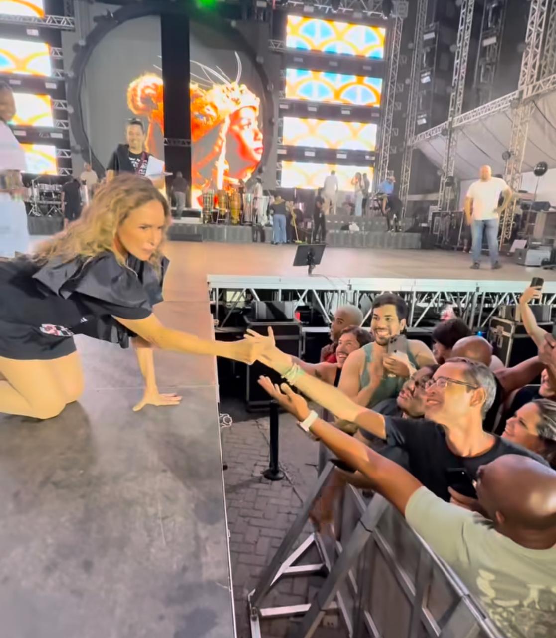 Com Geraldo Azevedo e Vânia Abreu, Daniela Mercury faz passagem de som para o Pôr do Som