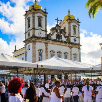Hora de agradecer: fiéis lotam Colina Sagrada na última sexta-feira do ano no Bonfim