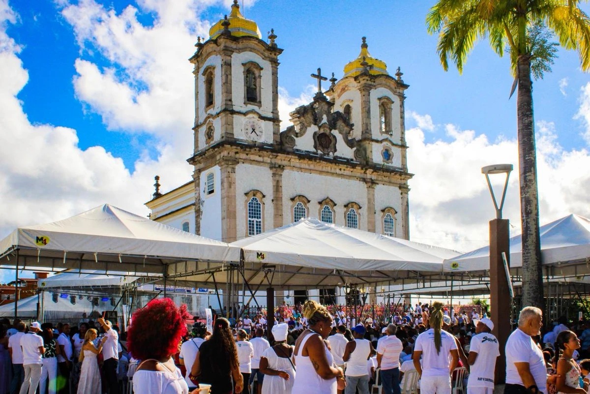 Hora de agradecer: fiéis lotam Colina Sagrada na última sexta-feira do ano no Bonfim