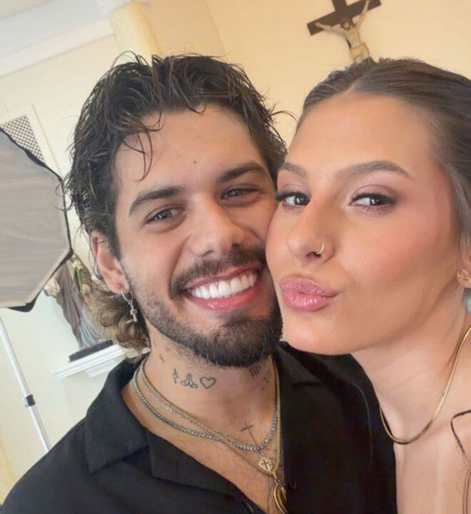 Ana Castela pega buquê durante casamento e Zé Felipe celebra