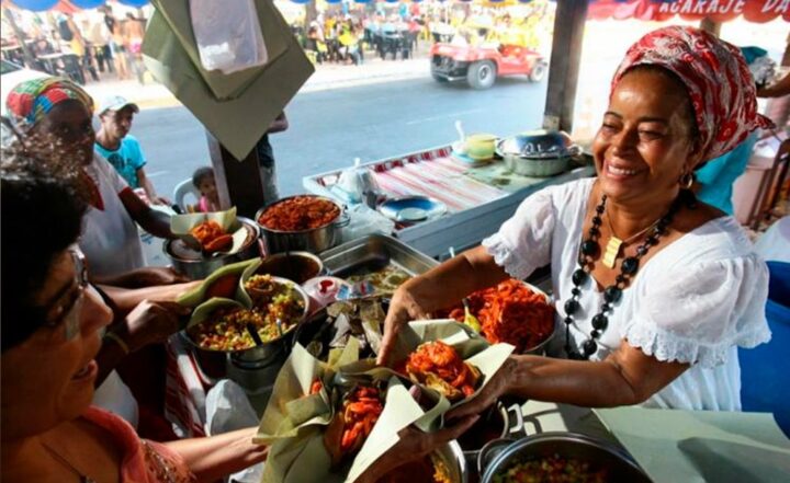 Homenagem a Cira do Acarajé: Salvador inaugura efígie em Itapuã nesta quinta (4)