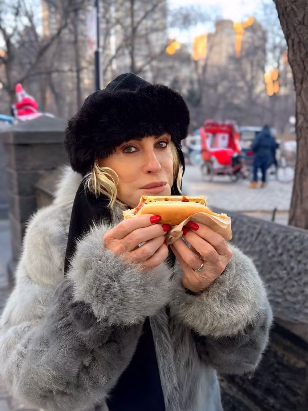 Férias! Ana Maria Braga curte inverno em Nova York e brinca sobre o frio: “Quase congelando”