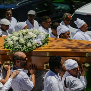 Corpo de Mãe Carmen é enterrado sob cânticos e emoção em Salvador
