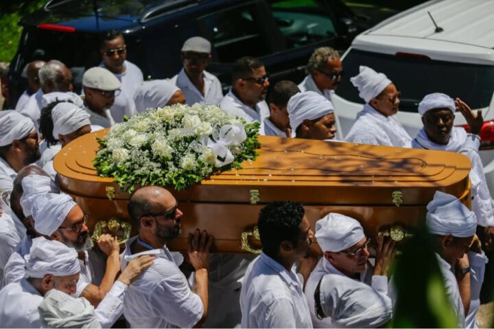 Corpo de Mãe Carmen é enterrado sob cânticos e emoção em Salvador
