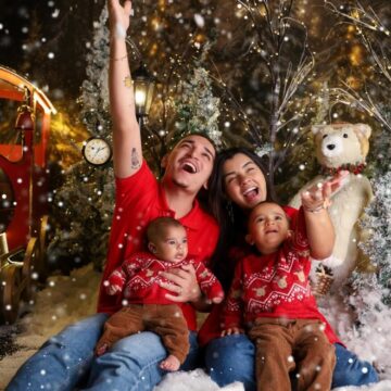 Ary Mirelle compartilha álbum de fotos natalinas com João Gomes e os filhos