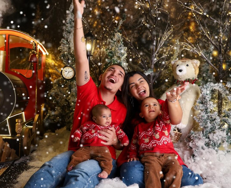 Ary Mirelle compartilha álbum de fotos natalinas com João Gomes e os filhos
