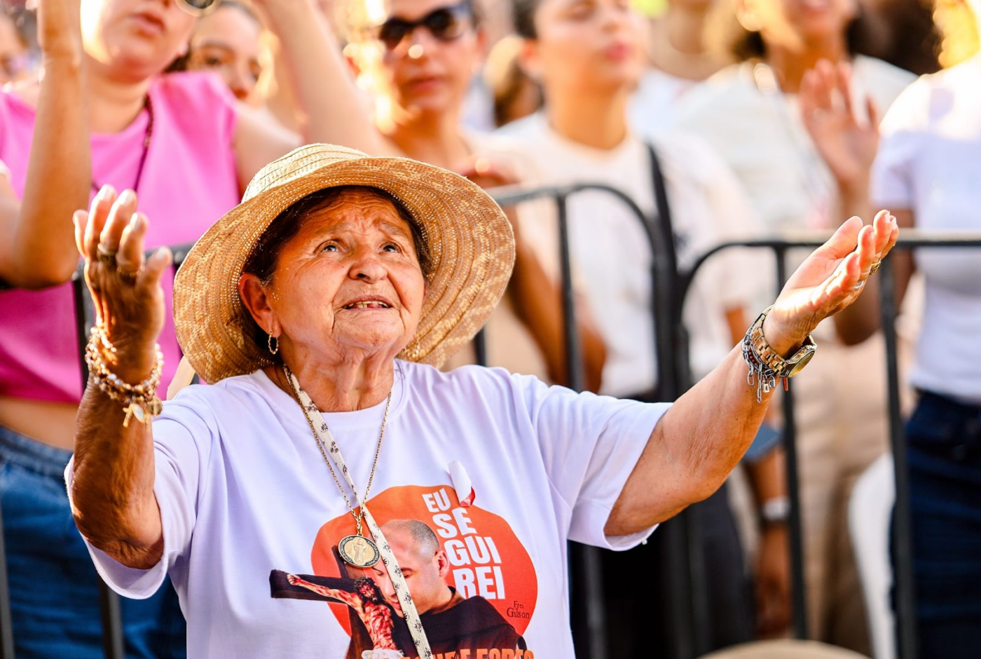 Caravanas e camisas personalizadas: confira os preparativos para o show de Frei Gilson em Salvador