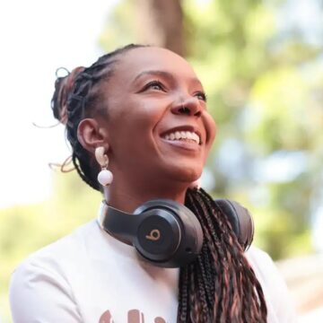 Conheça a ativista que quer ‘calçar o mundo’ e já distribuiu 60 mil chinelos