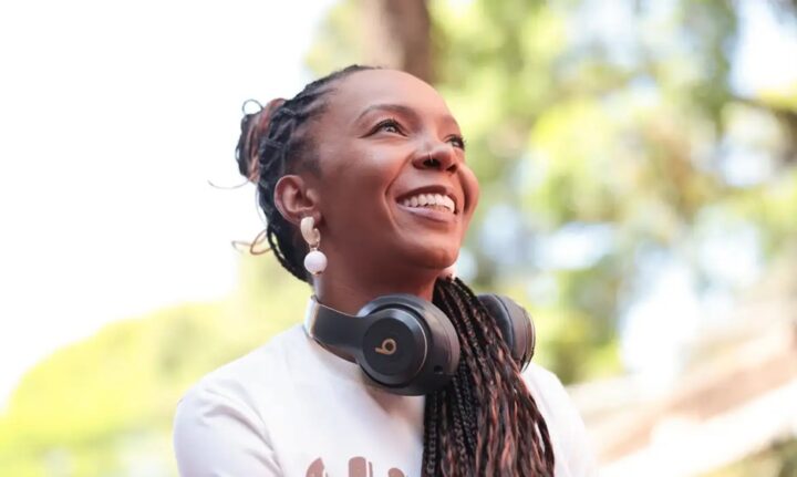 Conheça a ativista que quer ‘calçar o mundo’ e já distribuiu 60 mil chinelos