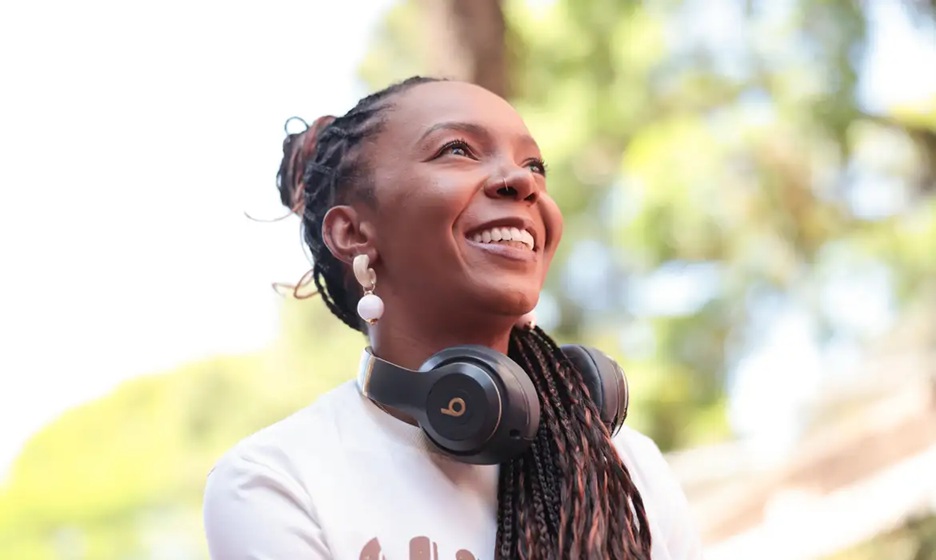 Conheça a ativista que quer ‘calçar o mundo’ e já distribuiu 60 mil chinelos