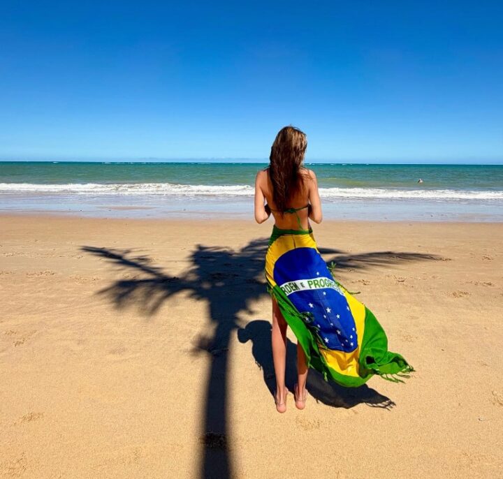 Em Trancoso, Bianca Brandolini posa com bandeira do Brasil