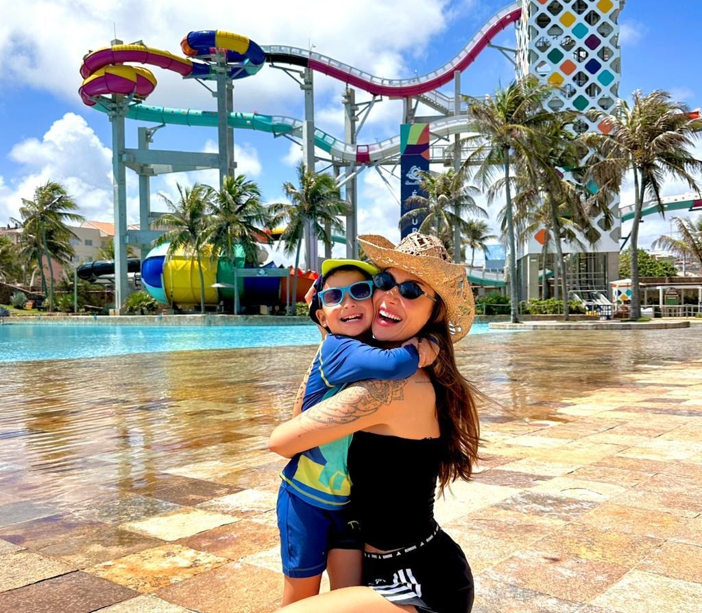 Bianca Andrade compartilha momento fofo com o filho Cris no Beach Park