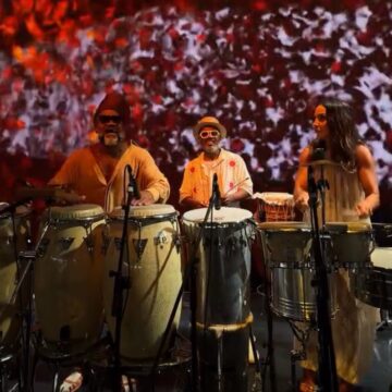 Brown e Ivete tocam percussão durante show de Gilberto Gil em Salvador; veja vídeo