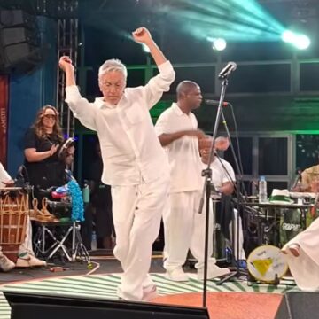 Aos 83 anos, Caetano Veloso canta e dança em roda de samba comandada por Pretinho da Serrinha
