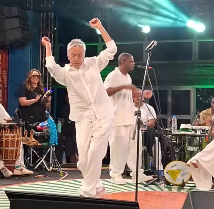 Aos 83 anos, Caetano Veloso canta e dança em roda de samba comandada por Pretinho da Serrinha