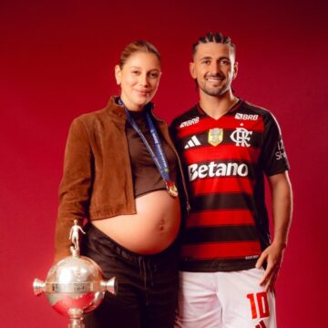 Nasce o primeiro filho de Arrascaeta e Camila Bastiani