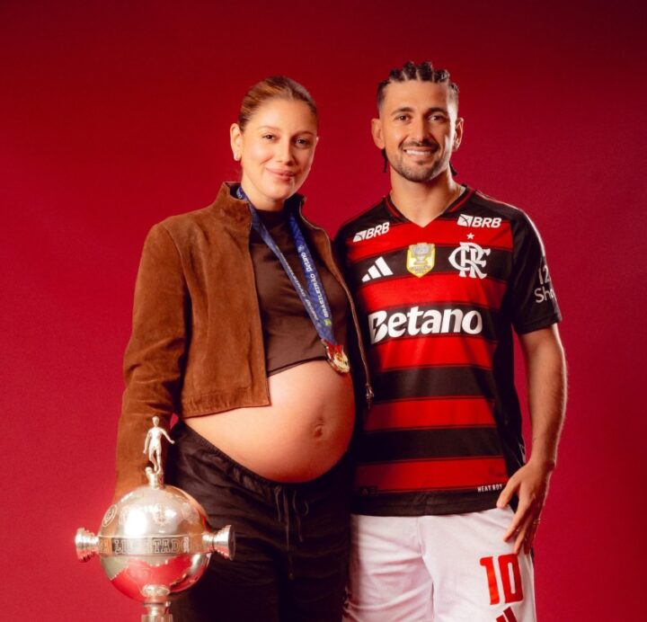 Nasce o primeiro filho de Arrascaeta e Camila Bastiani