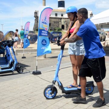 Salvador recebe campanha de verão para uso seguro dos patinetes elétricos