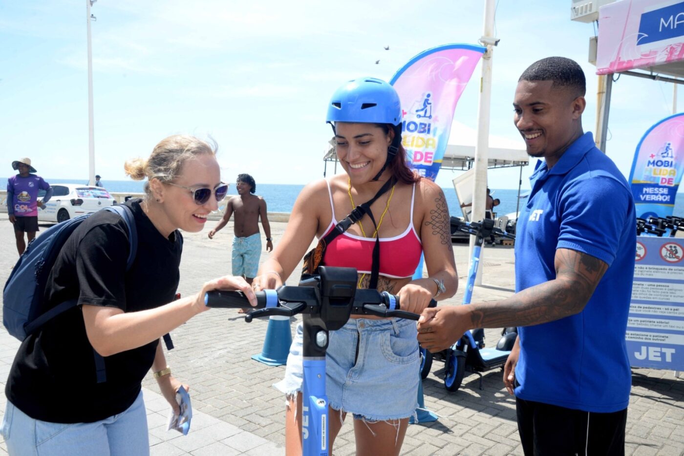 Salvador recebe campanha de verão para uso seguro dos patinetes elétricos