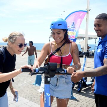 Salvador recebe campanha de verão para uso seguro dos patinetes elétricos