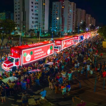 Caravana de Natal da Coca-Cola emociona público durante passagem por Salvador