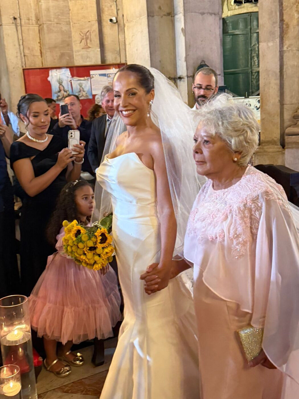 Cantora Carla Cristina se casa com Alexandre Aragon em Salvador; veja vídeo