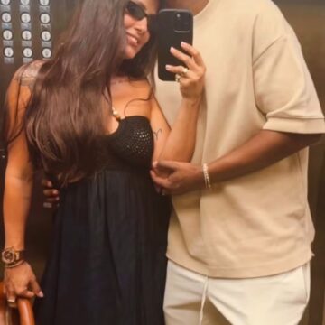 Carol Peixinho e Thiaguinho compartilham selfie romântica no espelho