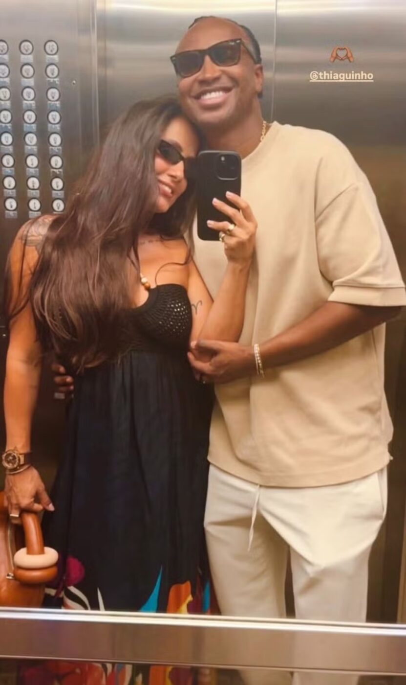 Carol Peixinho e Thiaguinho compartilham selfie romântica no espelho