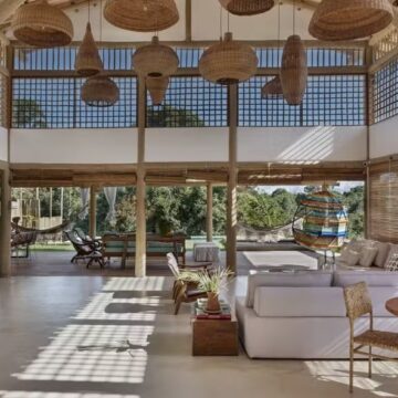 Casa de praia em Trancoso ganha destaque em matéria especial da Casa Vogue; veja fotos