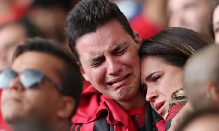 Estudo revela que homens choram até quatro vezes mais por futebol do que por separações amorosas