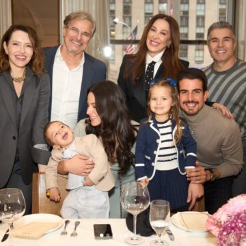 Claudia Raia e Edson Celulari posam juntos ao lado dos filhos