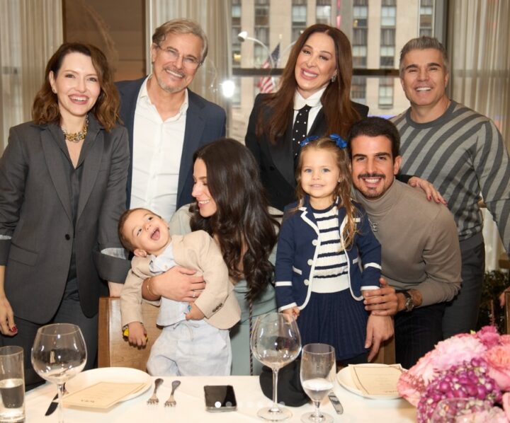 Claudia Raia e Edson Celulari posam juntos ao lado dos filhos