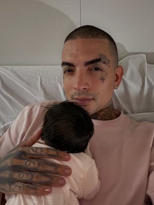 MC Guimê celebra primeiros dias de vida da filha, Yarin, com fotos nas redes