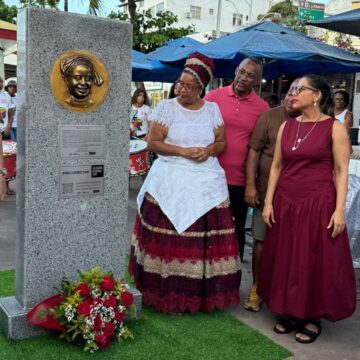 Salvador inaugura primeira efígie de uma baiana de acarajé em homenagem a Cira