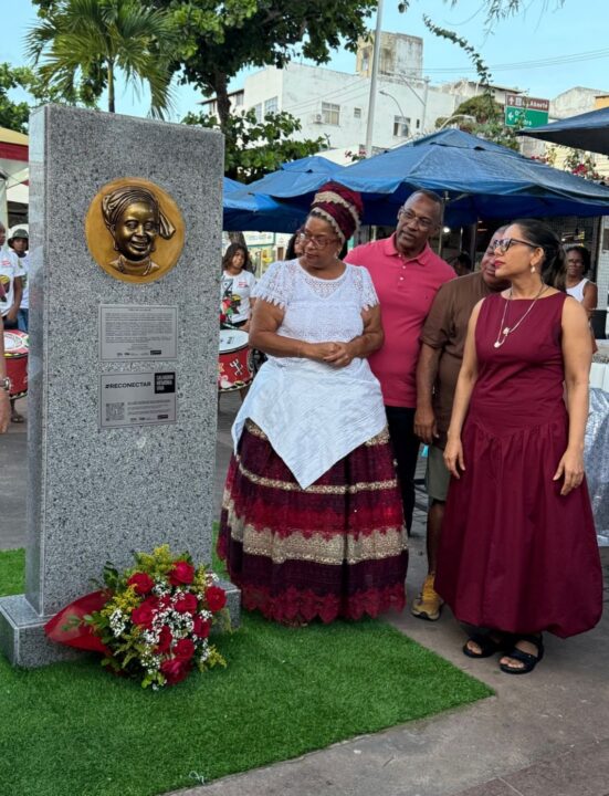 Salvador inaugura primeira efígie de uma baiana de acarajé em homenagem a Cira