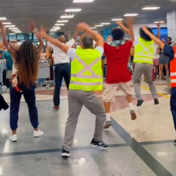 Aeroporto de Salvador recebe turistas com música e clima de pré-Carnaval