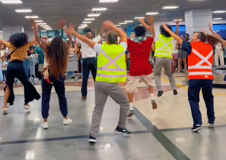 Aeroporto de Salvador recebe turistas com música e clima de pré-Carnaval