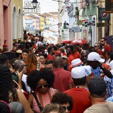 Celebração a Santa Bárbara reúne multidão e abre calendário de festas populares em Salvador