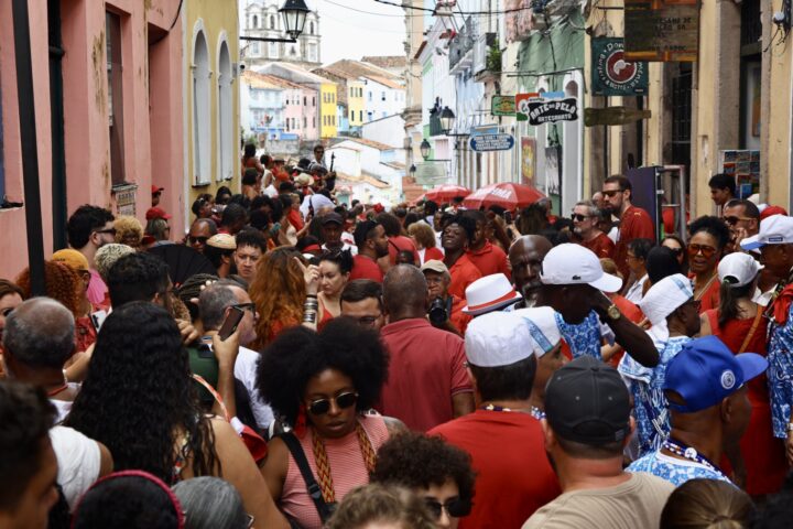 Celebração a Santa Bárbara reúne multidão e abre calendário de festas populares em Salvador