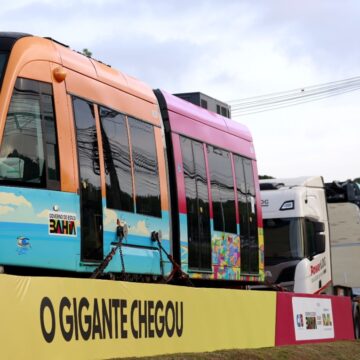Primeiros trens do VLT são apresentados em Salvador; operação começa em 2026