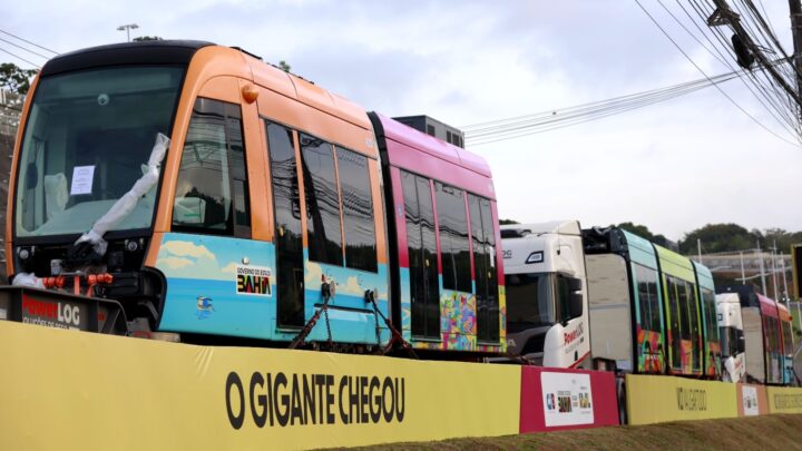 Primeiros trens do VLT são apresentados em Salvador; operação começa em 2026