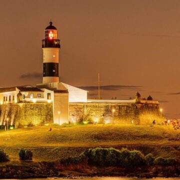 Shopping da Bahia celebra 50 anos com espetáculo gratuito comandado por Carlinhos Brown no Farol da Barra