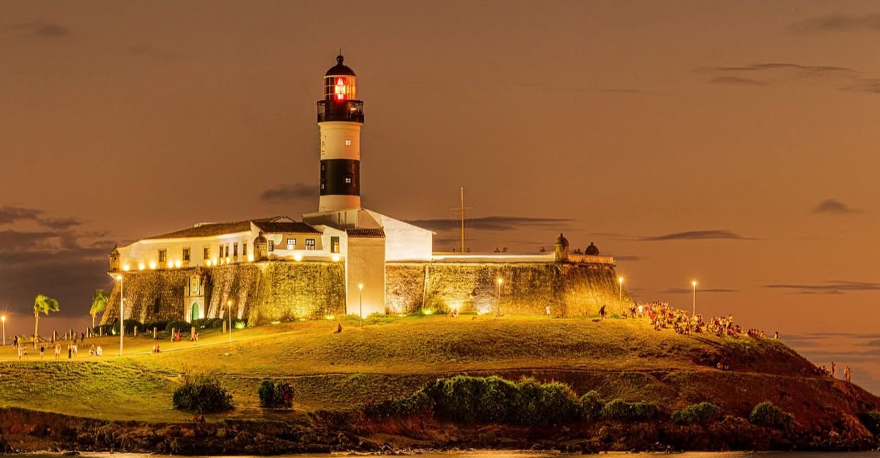 Shopping da Bahia celebra 50 anos com espetáculo gratuito comandado por Carlinhos Brown no Farol da Barra