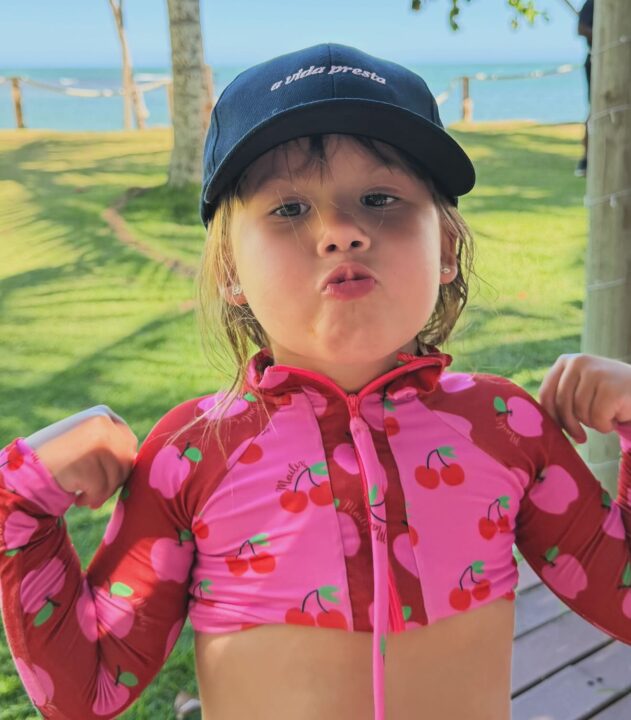 Filhos de Virginia se divertem durante estadia em Trancoso