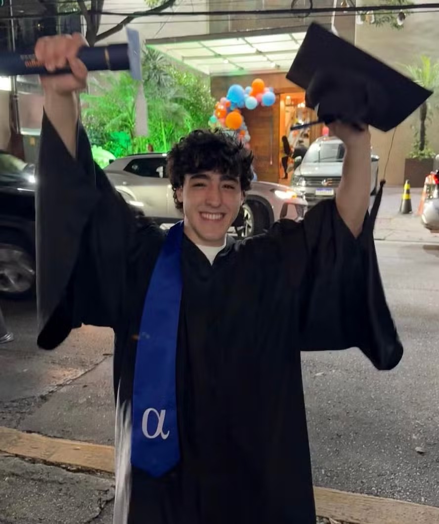 Filho do cantor Bruno, Enzo Rabelo celebra formatura do Ensino Médio