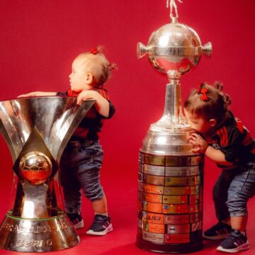 “Flababy”: ensaio com filhos de jogadores do Flamengo e taças vira sensação nas redes