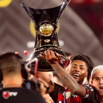 Flamengo é campeão brasileiro de 2025 após vitória sobre o Ceará no Maracanã; veja lances e gol