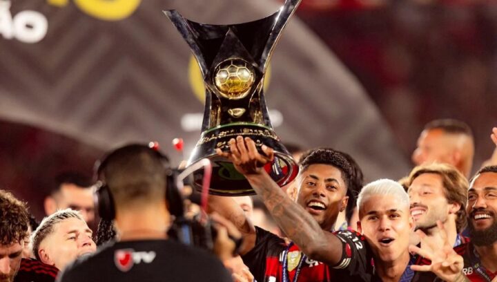 Flamengo é campeão brasileiro de 2025 após vitória sobre o Ceará no Maracanã; veja lances e gol