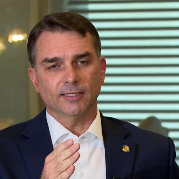 Flávio Bolsonaro diz que preço para desistir de candidatura é ver o pai “livre, nas urnas”