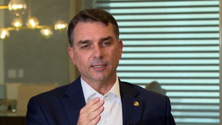 Flávio Bolsonaro diz que preço para desistir de candidatura é ver o pai “livre, nas urnas”